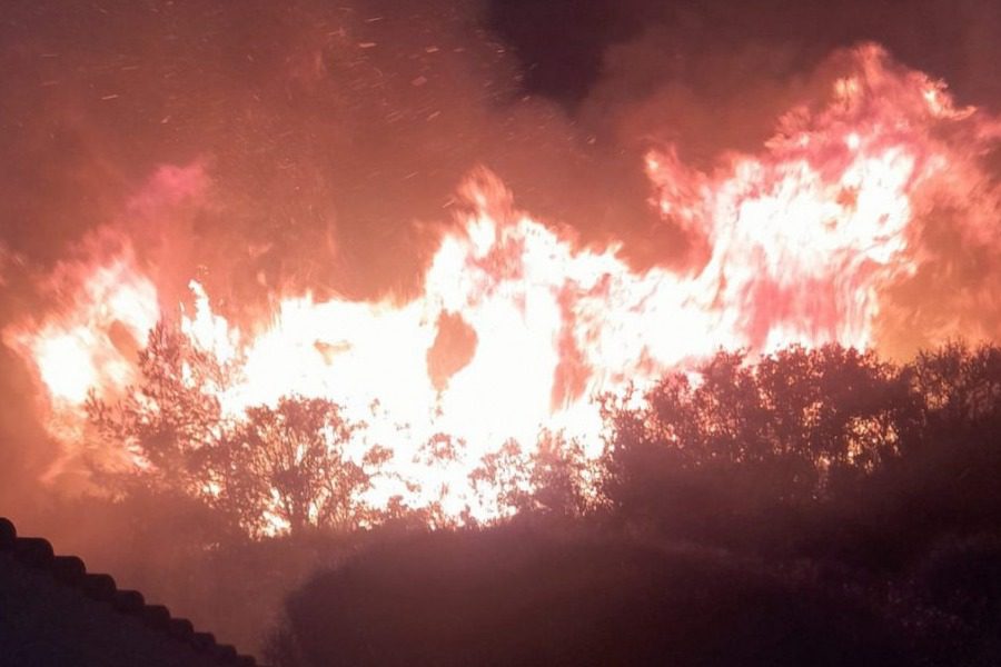 Ηλεία: Μαίνεται ανεξέλεγκτη η φωτιά στο Λιβαδάκι 