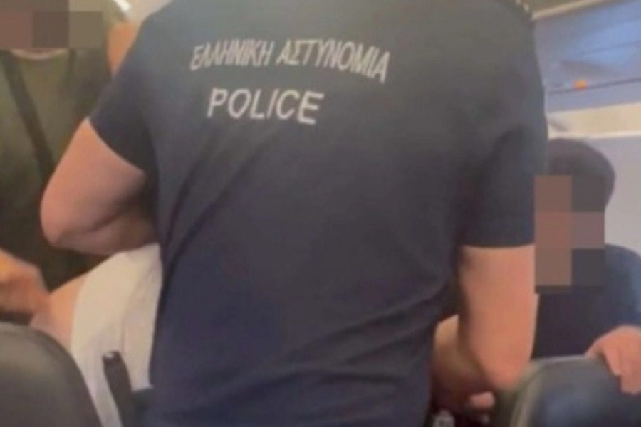 Χαμός σε πτήση από Λονδίνο προς Κρήτη: Αδέρφια πλακώθηκαν επειδή ο ένας ούρησε στον άλλο