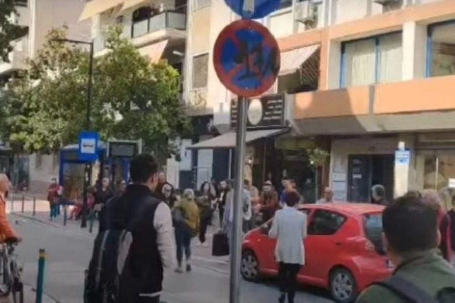 Λάρισα: Παράτησε στη μέση του δρόμου το αυτοκίνητό της για να πάει κομμωτήριο