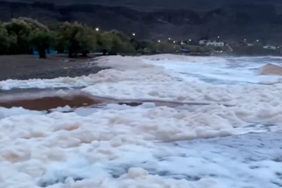 Ειδικός εξηγεί: Γιατί άφρισε η θάλασσα στην Κρήτη μετά από τη σφοδρή κακοκαιρία