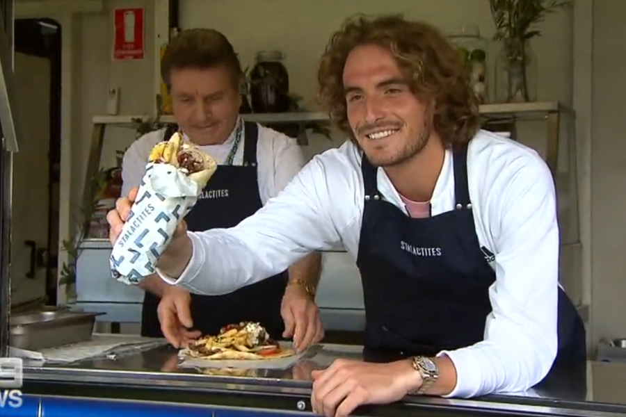 Στέφανος Τσιτσιπάς: Πριν από το Australian Open τύλιξε και σέρβιρε... σουβλάκια