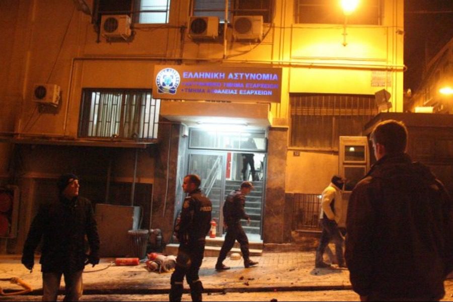 Επίθεση με μολότοφ στο αστυνομικό τμήμα Εξαρχείων ‑ Πλάνα από το συμβάν