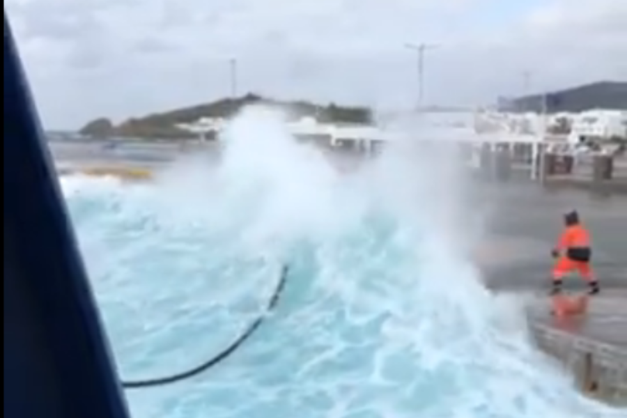 Τήνος: Κύμα ‑ θηρίο «σαρώνει» τους καβοδέτες στο λιμάνι