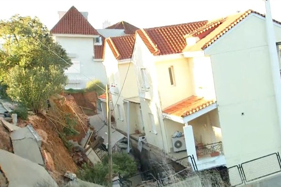 Νέος Βουτζάς: Τρομάζει η καθίζηση που απειλεί τα σπίτια μετά τις πυρκαγιές