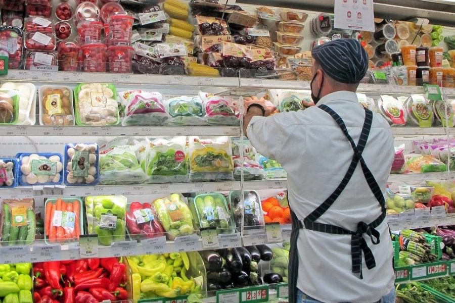 Σταϊκούρας: Εξετάζεται μείωση ΦΠΑ στα τρόφιμα