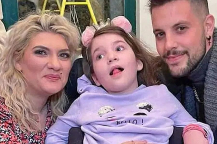 «Ας ψάξουν ό,τι θέλουν»: Η μάνα που έχασε τα τρία της κοριτσάκια στην Πάτρα ξεσπά