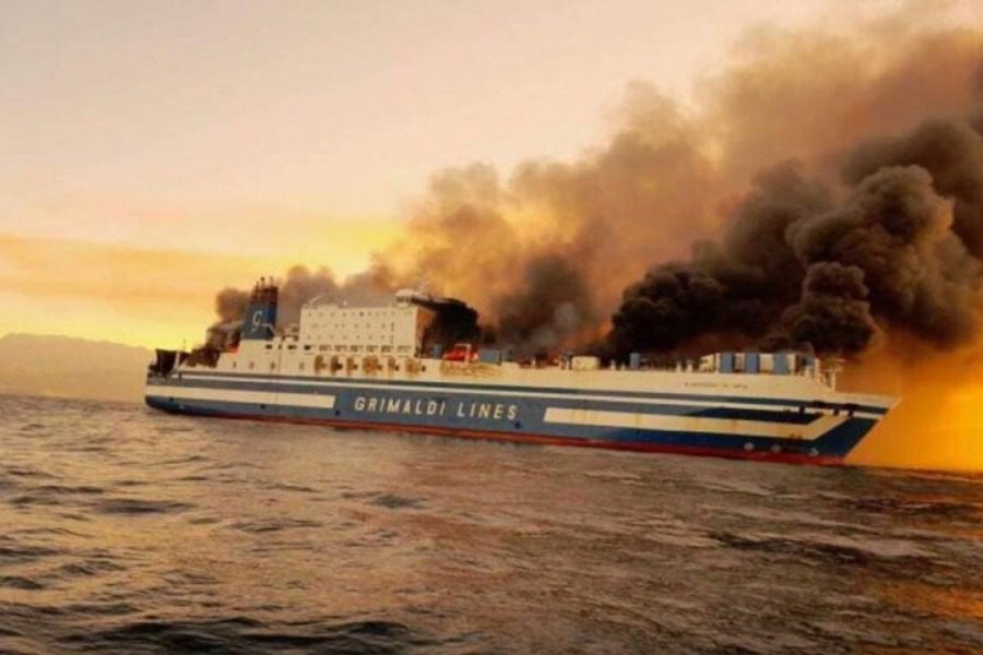 Euroferry Olympia: Από Αθήνα και Κρήτη οι αγνοούμενοι ‑ Συνεχίζει να φλέγεται