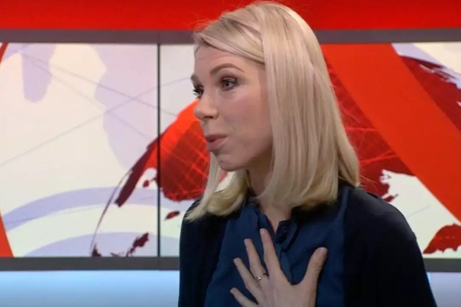 BBC: Δημοσιογράφος παγώνει όταν βλέπει live το βομβαρδισμένο πατρικό της στο Κίεβο