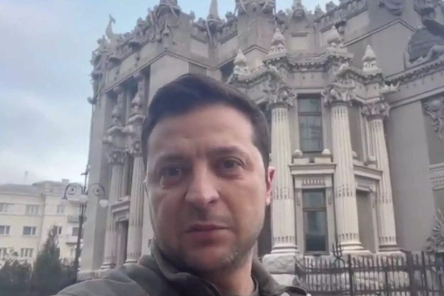 Ζελένσκι: «Fake news ότι καταθέσαμε τα όπλα ‑ Υπερασπιζόμαστε την πατρίδα μας»