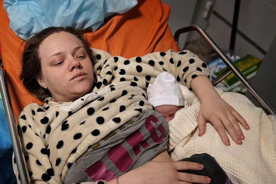 Ουκρανία: Αγκαλιά με το μωρό της η blogger που οι Ρώσοι κατηγορούσαν ως... ηθοποιό