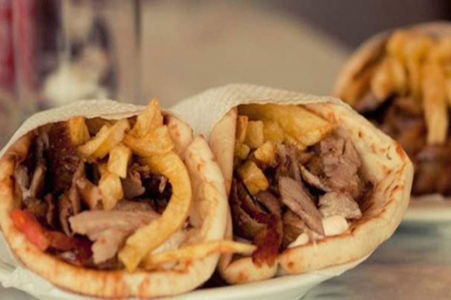 Οι ανατιμήσεις χτύπησαν και το σουβλάκι