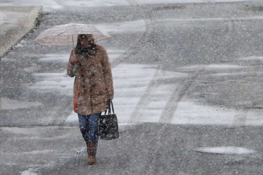 Κυριακή με τσουχτερό κρύο και χιόνια ‑ «Ξυρίζει» ο παγωμένος αέρας στην Αττική