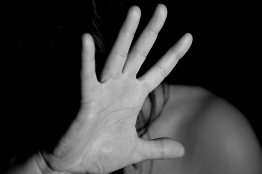 «Αμα φωνάξεις σε σκότωσα»: Συγκλονίζει η 18χρονη babysitter που έπεσε θύμα βιασμού