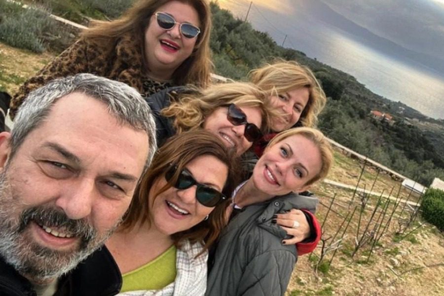 Ρουκ Ζουκ στο... χωράφι: Η «τρελή» παρέα των celebrities και η Ζέτα Μακρυπούλια