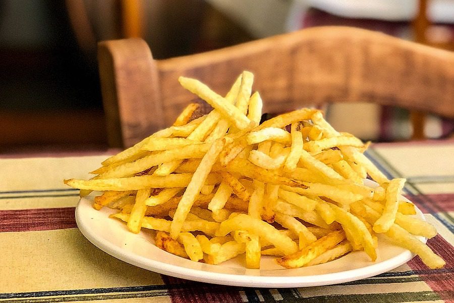 Αρχισαν οι αυξήσεις λόγω ηλιελαίου ‑ 1 ευρώ «πάνω» οι τηγανητές πατάτες