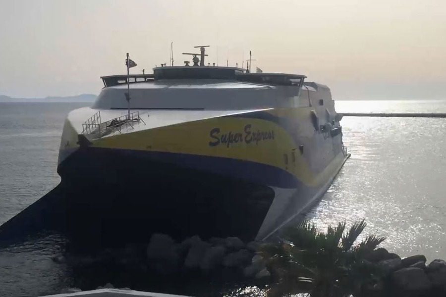 Τήνος: Εικόνες από τη ζημιά στο καταμαράν «Super Express»