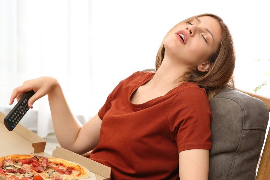 Υπνηλία: Γιατί νυστάζουμε μετά το φαγητό; – 2 κινήσεις SOS για να μην συμβαίνει