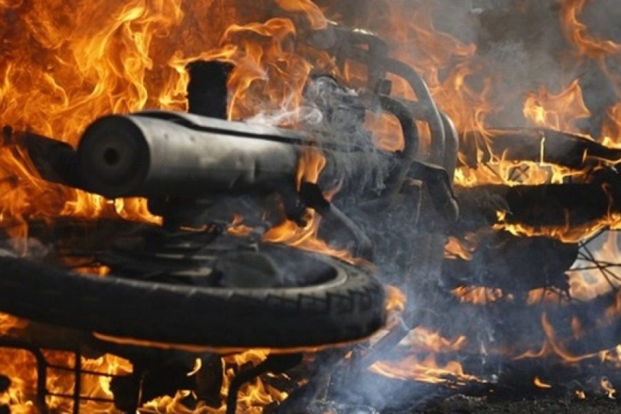 Βόλος: Τον απέρριψε ερωtικά και αυτός έβαλε φωτιά σε δύο δίκυκλα της οικογένειάς 