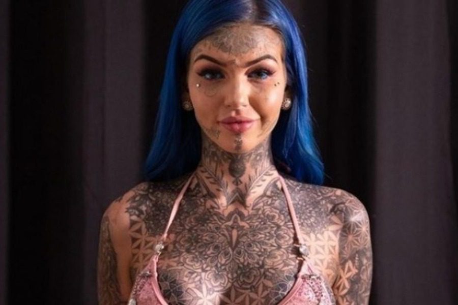 Μοντέλο που ξόδεψε χιλιάδες λίρες για τατουάζ, δείχνει πως ήταν πριν