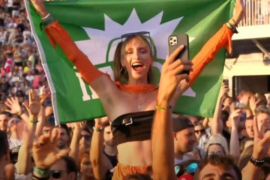 Τύπισσα πήγε στο Tomorrowland με…σημαία του ΠΑΣΟΚ!