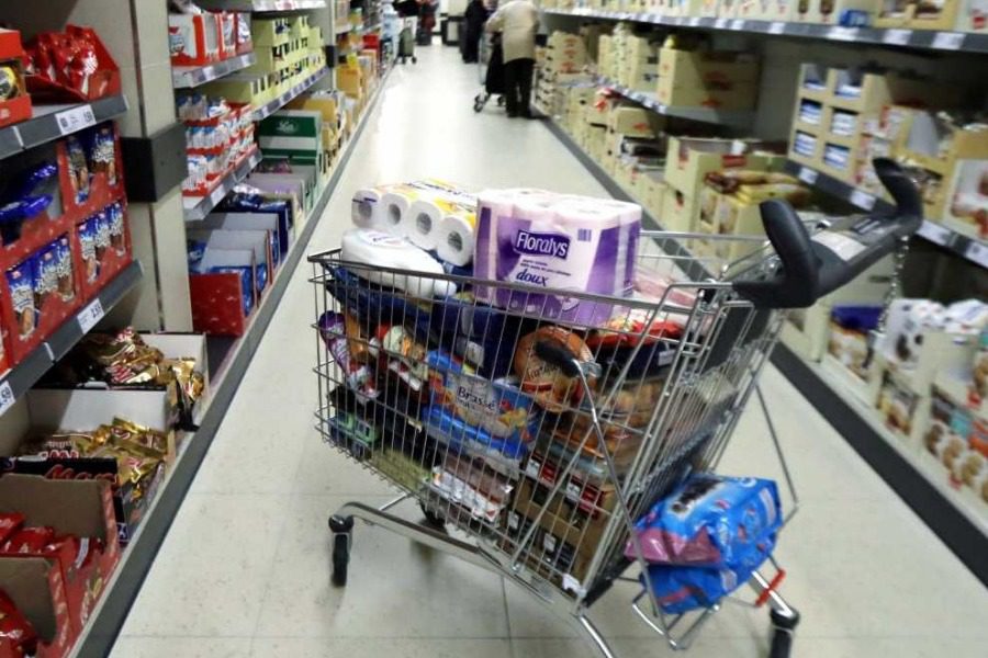 Ακρίβεια: Σενάρια για μείωση φόρου κατανάλωσης στα καύσιμα ή μείωση ΦΠΑ σε είδη διατροφής