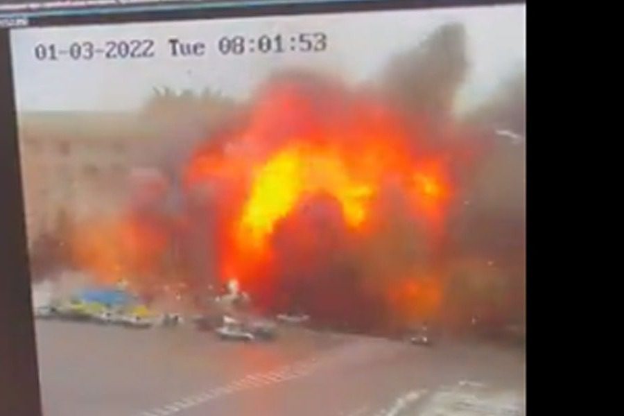 Σοκαριστικό βίντεο: Ρουκέτα ανατινάζει κυβερνητικό κτίριο στο Χάρκοβο