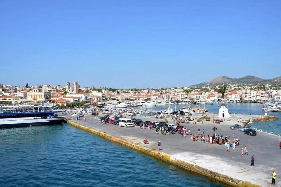 Αίγινα: Oδηγός έπεσε με το αυτοκίνητό της στο λιμάνι