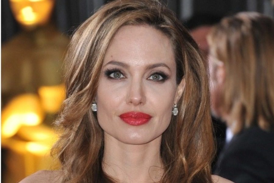 Η Angelina Jolie γίνεται γκράφιτι στην Ιταλία για καλό σκοπό