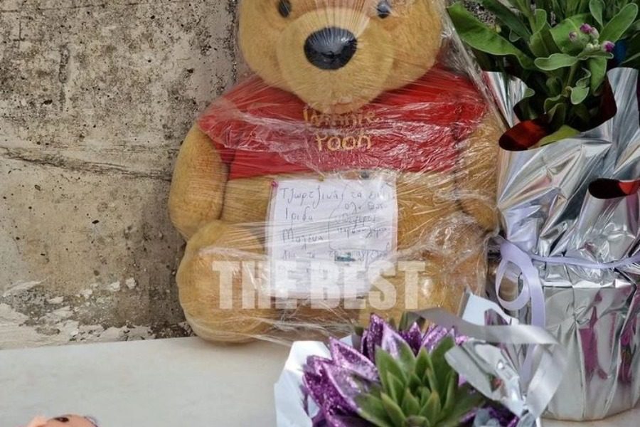 Πάτρα: Αφήνουν παιχνίδια, σημειώματα και λουλούδια στο μνήμα των τριών παιδιών