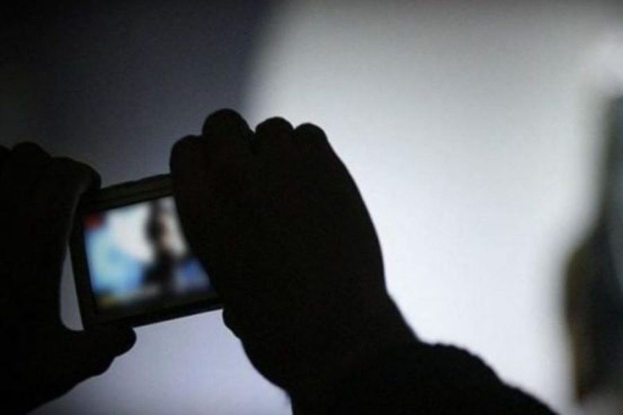 Σοκ στις Σέρρες: Μαθήτριες διακινούσαν πoρνoγραφικό υλικό σε σχολείο