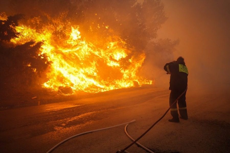 Πεντέλη: Συγκλονιστική στιγμή με δημοσιογράφο στον αέρα ‑ Μας κυνηγά η φωτιά