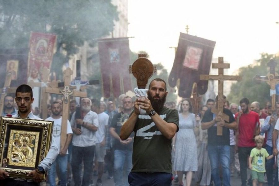 Σερβία: Χιλιάδες στους δρόμους του Βελιγραδίου κατά του EuroPride με σταυρούς και εικόνες