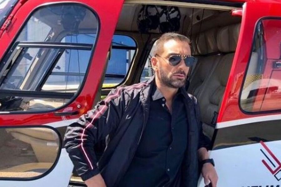 Η ημίγuμνη καλημέρα του Νίκου Κοκλώνη από το κρεβάτι του