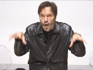 Ο Στράτος Τζώρτζογλου θέλει να μας αλλάξει την κοσμοθεωρία με λίγες λέξεις