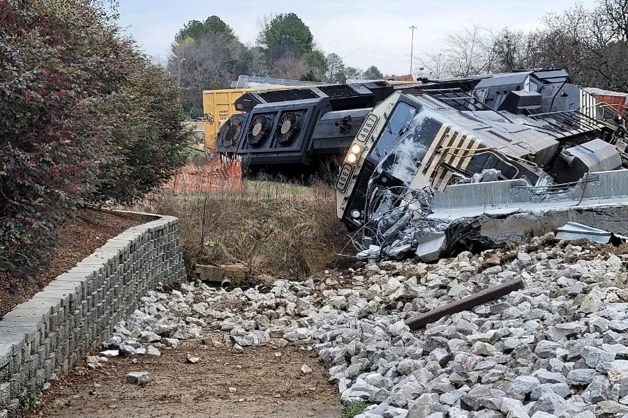 Η στιγμή που τρένο συγκρούεται με φορτηγό και εκτροχιάζεται