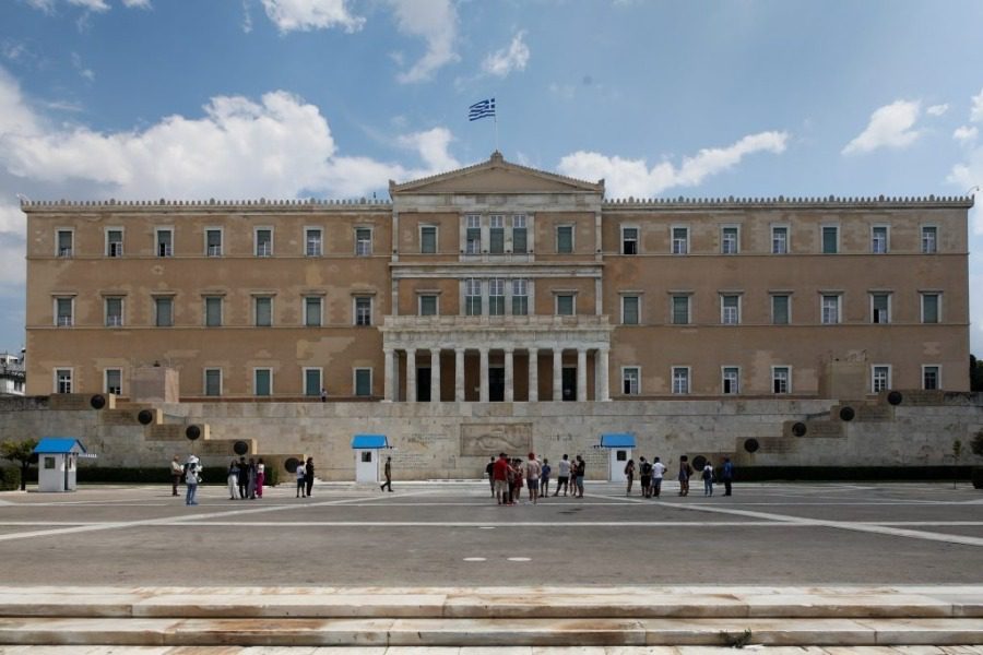 Συνελήφθη 17χρονη μαθήτρια που προσπάθησε να μπει με μαχαίρι στη Βουλή | e-sterea.gr