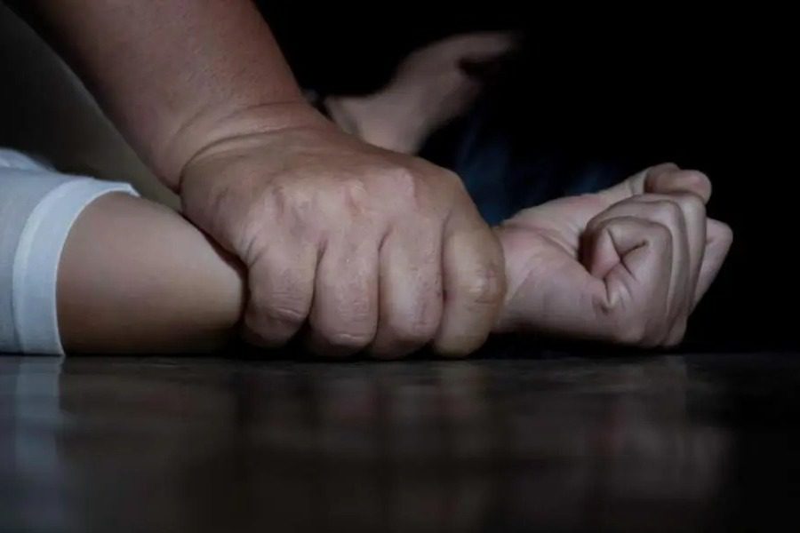 Φρίκη στον Αγιο Παντελεήμονα: Την άφησε έγκυο αφού τη βίασε κι έπειτα την έδειρε για να αποβάλλει