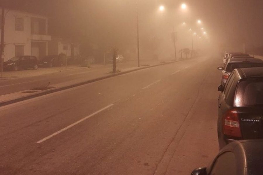 Λάρισα: Πυκνή ομίχλη εξακολουθεί να «σκεπάζει» την πόλη – Απόκοσμες εικόνες