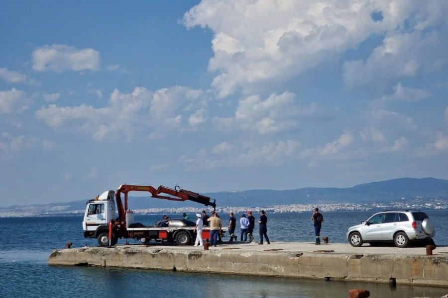 Θεσσαλονίκη: Δεμένοι μεταξύ τους και από το τιμόνι του αυτοκινήτου οι δύο νεκροί 