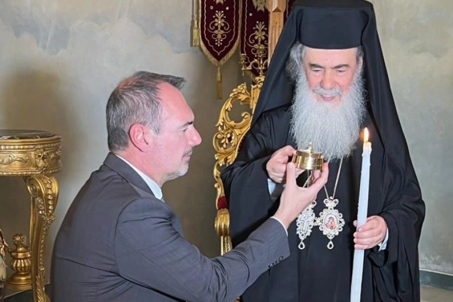 Αγιος Φως: Παρελήφθη από την ελληνική αποστολή