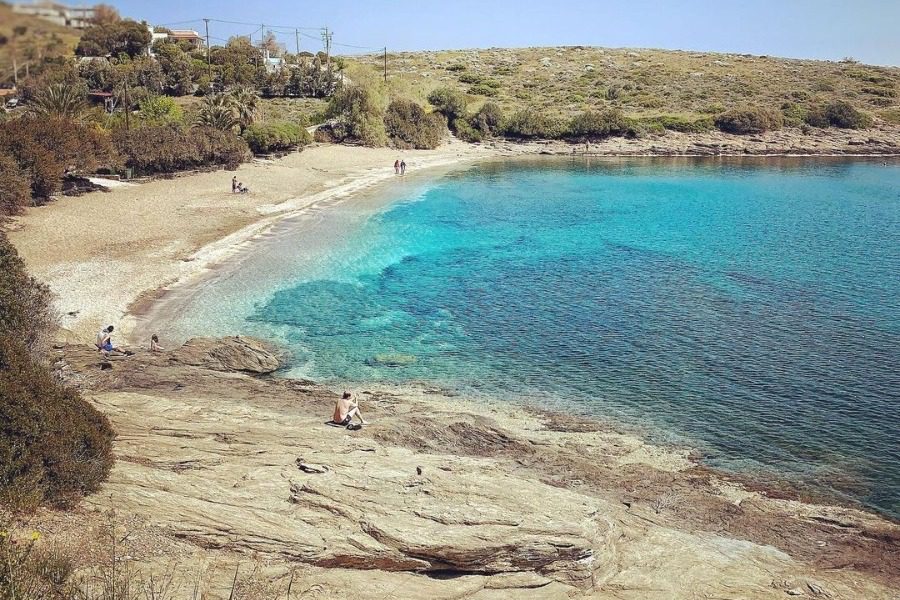 Ανοργάνωτες παραλίες στην Αττική: Υπάρχουν και μπορούν να σε δροσίσουν