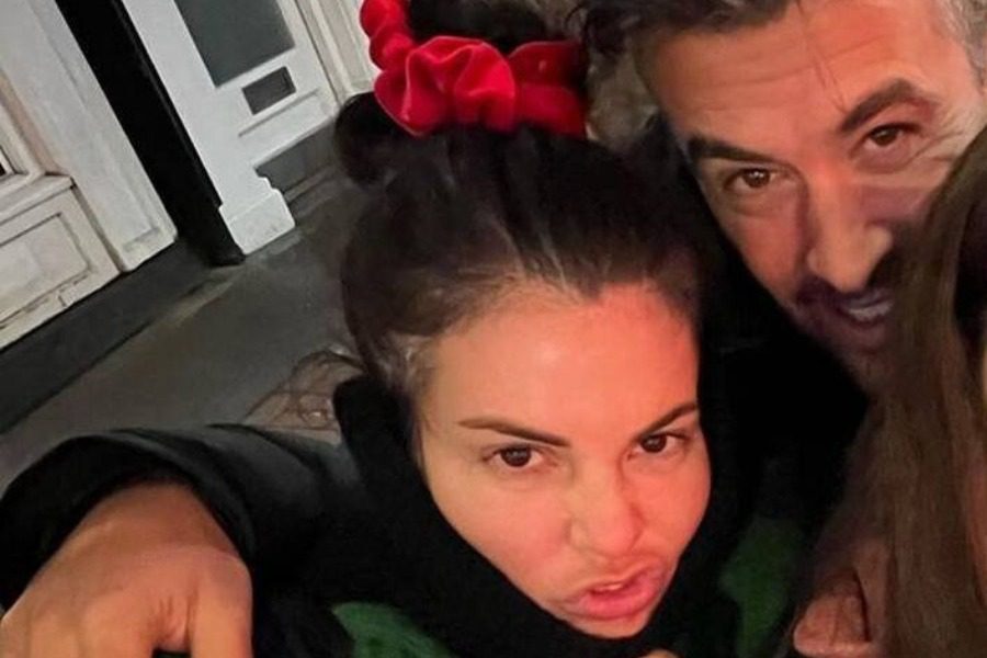 Δείτε την κούκλα κόρη του Γιάννη Αϊβάζη και της Μαρίας Κορινθίου