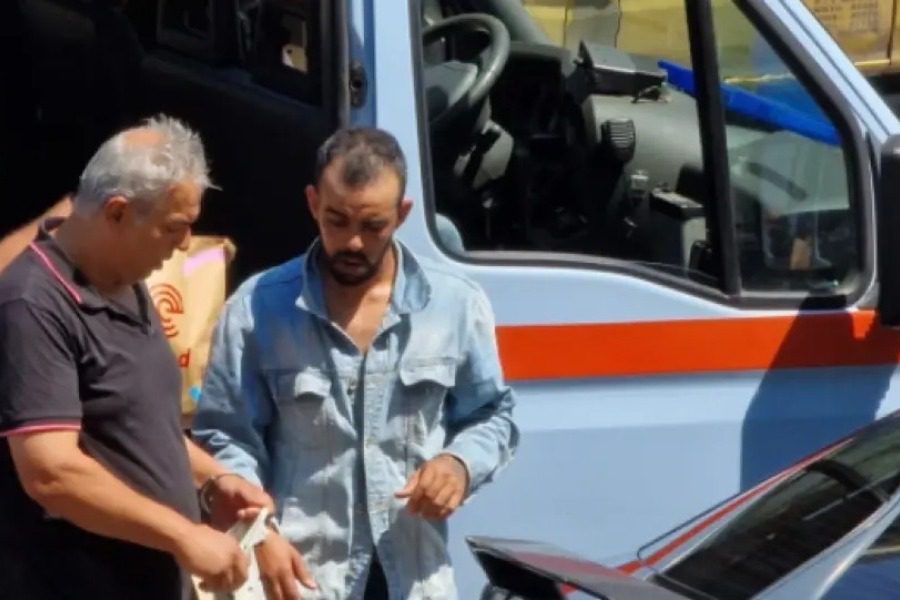 Ζητά «συγγνώμη» από την Αστυνομία ο Αλγερινός που βούτηξε με τις χειροπέδες στον Θερμαϊκό 