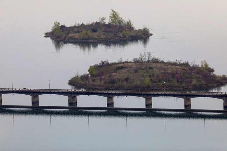 Η μητέρα υπέδειξε σε αστυνομικούς το σημείο στον Αλιάκμονα όπου εγκατέλειψε το μωρό της