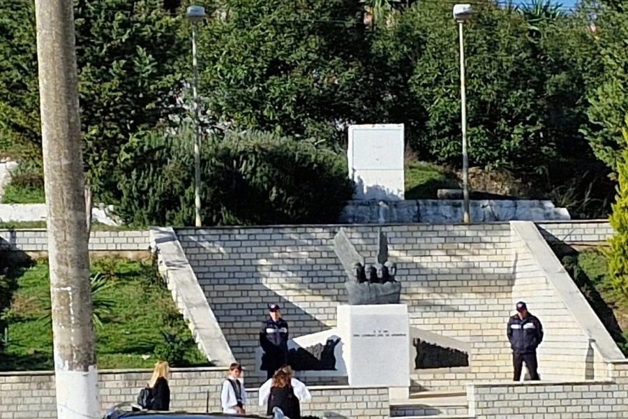 Ακραία πρόκληση από τον πρόεδρο της Αλβανίας ‑ Απαίτησε να κατέβει η ελληνική σημαία