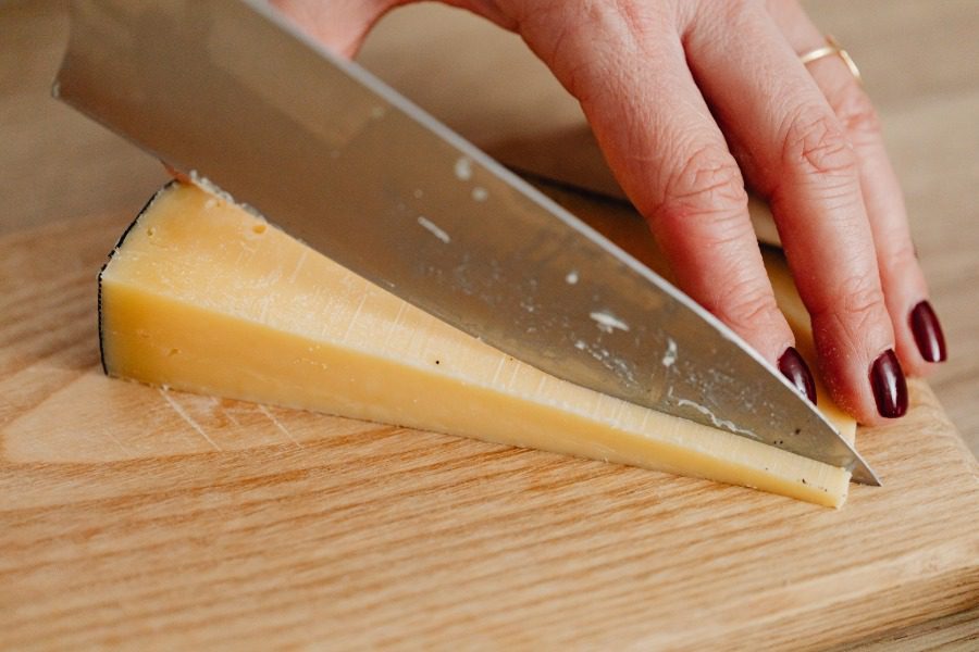 Γιατί η Ευρώπη αγοράζει μανιωδώς τυρί για μπέργκερ από τις ΗΠΑ