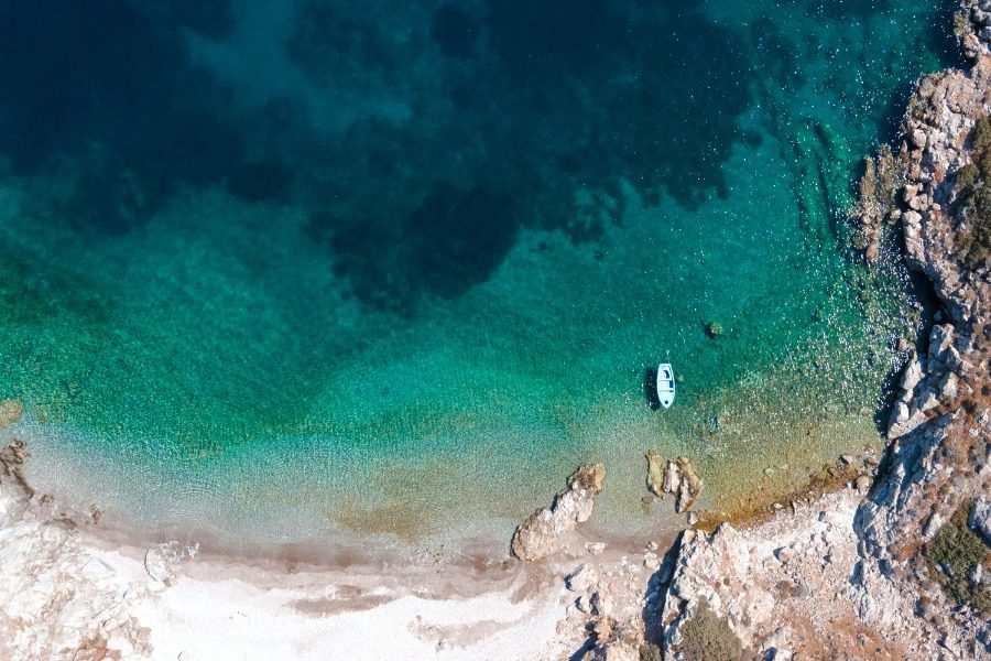 Σε αυτά τα ελληνικά νησιά θα κάνεις διακοπές με ηρεμία σύμφωνα με τους Times