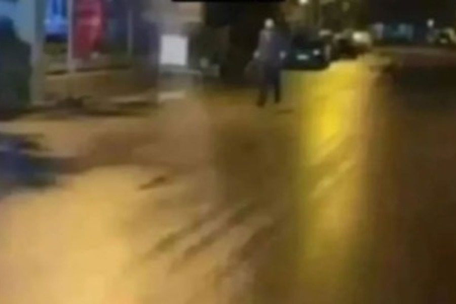 Συναγερμός στον Πύργο: Ανδρας επιτίθεται με ρόπαλο και πριόνι κατά τις βραδινές ώρες