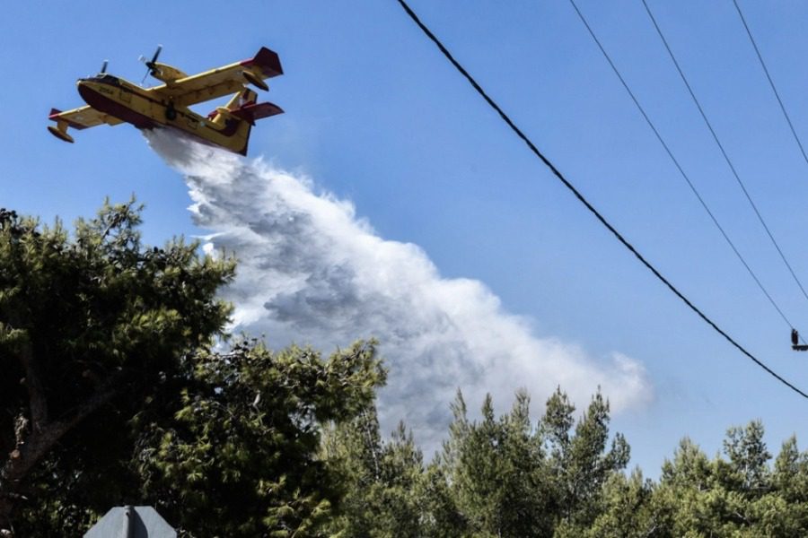 Φωτιά στην Πεντέλη: Πολύ ισχυροί άνεμοι έως επτά μποφόρ συνεχίζουν να πνέουν στην περιοχή