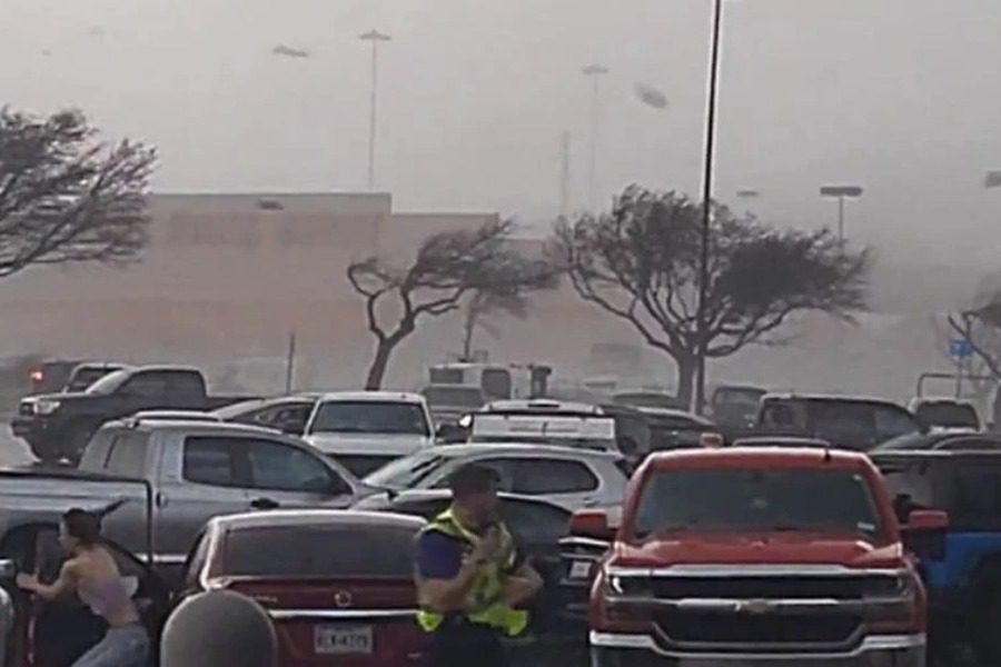 Ανθρωποι τρέχουν να γλιτώσουν από ανεμοστρόβιλο που πλησιάζει